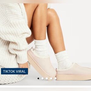 Old Navy Platform Mule Slippers - Faux Suede Moonsand - Like New - Sz 8